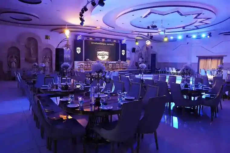 فضای آبی و لوکس مراسم شب